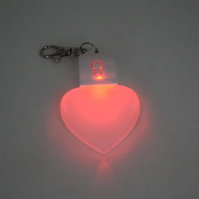 Heart-shaped LED light in pink, designed for handbags with a keychain clip, ideal for women and girls.