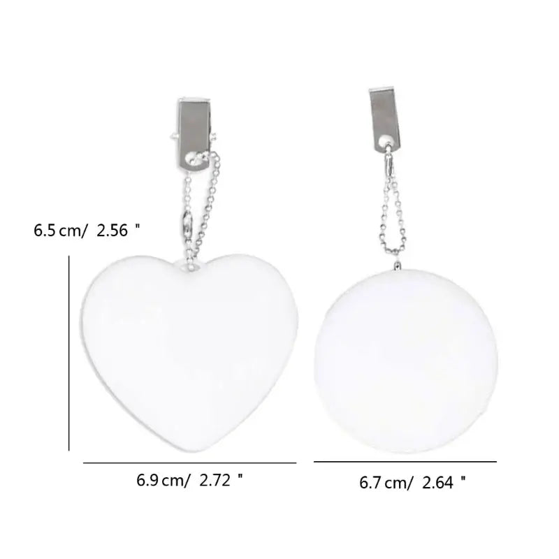 Heart and circle-shaped keychains with clip, dimensions 6.5cm and 6.7cm, perfect for adding charm to handbags.