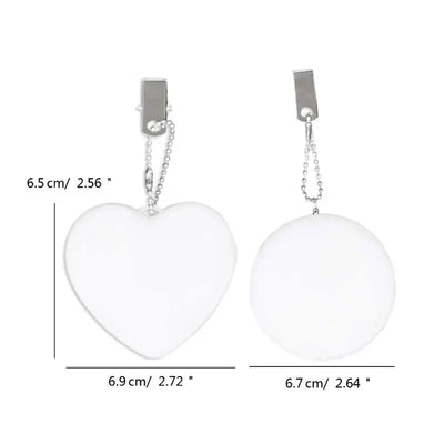 Heart and circle-shaped keychains with clip, dimensions 6.5cm and 6.7cm, perfect for adding charm to handbags.