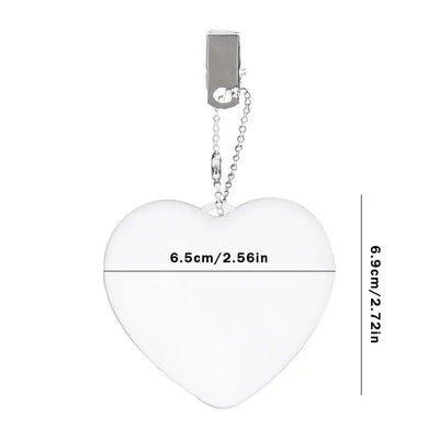 LED heart-shaped handbag light with keychain clip, measures 6.5cm x 6.9cm, perfect for nighttime use.